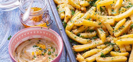 Картопля фрі, запечена з пармезаном реджано, часником, оливковою олією з чилі та соусом Айолі