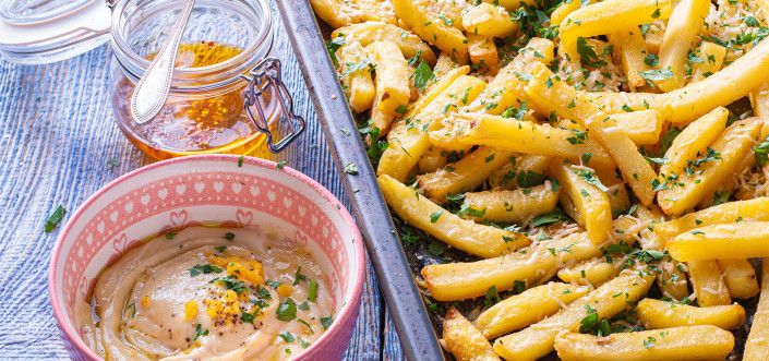 Картофель фри, запеченный с Пармиджано Реджано, чесноком, маслом чили и соусом Айоли