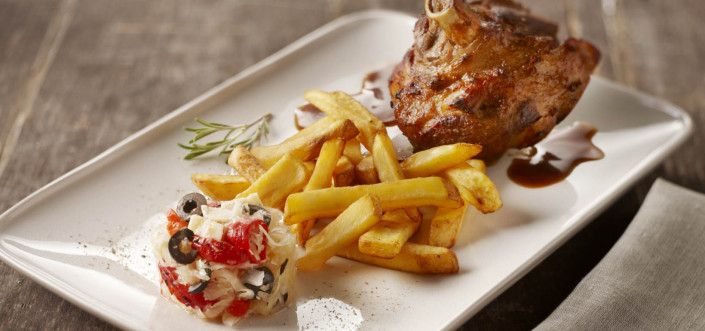 Запечена свиняча рулька з квашеною капустою та картоплею фрі Mama's Fries