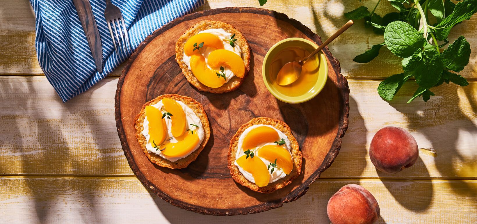 AVIKO PANCAKES з вершковим сиром, медом, чебрецем та персиками