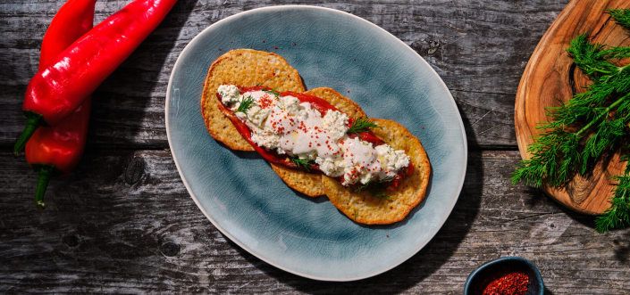 AVIKO Placki ziemniaczane z grillowaną, faszerowaną, czerwoną papryką z fetą oraz sosem śmietankowym 