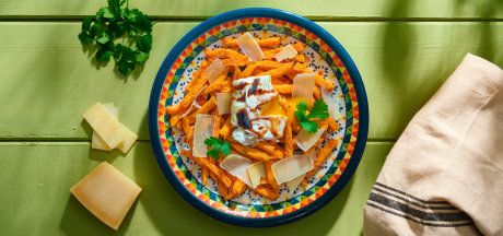 AVIKO Sweet potato fries з яйцем-пашот, витриманим сиром і соусом із бальзамічного оцту
