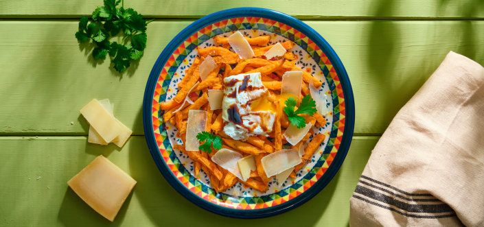 AVIKO Sweet potato fries з яйцем-пашот, витриманим сиром і соусом із бальзамічного оцту