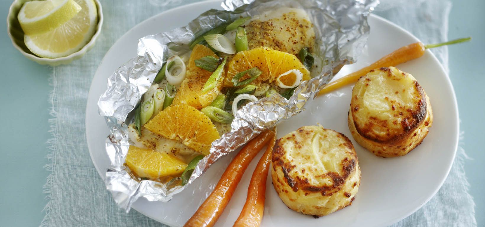 Картопляний гратен з сиром ементалер, порцією тріски та морквяними цукатами