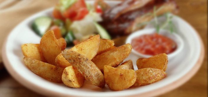 Ребрышки с пряными картофельными дольками и сальсой