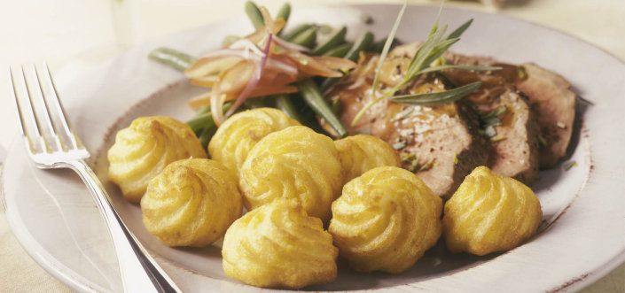 Жареная говяжья вырезка с Pom'Duchesse и зеленой спаржевой фасолью