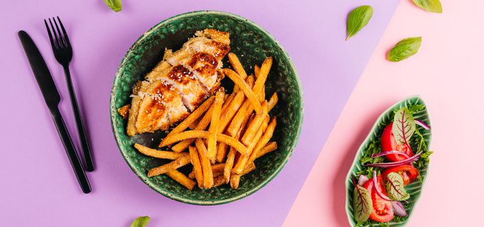 Куряча грудка, панірована в кунжуті, з картоплею фрі skin-on