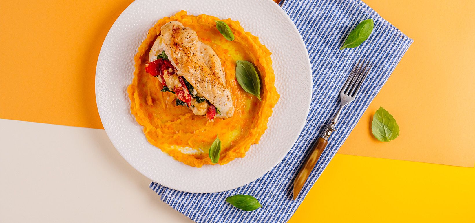 Куряча грудка, фарширована помідорами та моцарелою, подавана з картопляним пюре з морквою