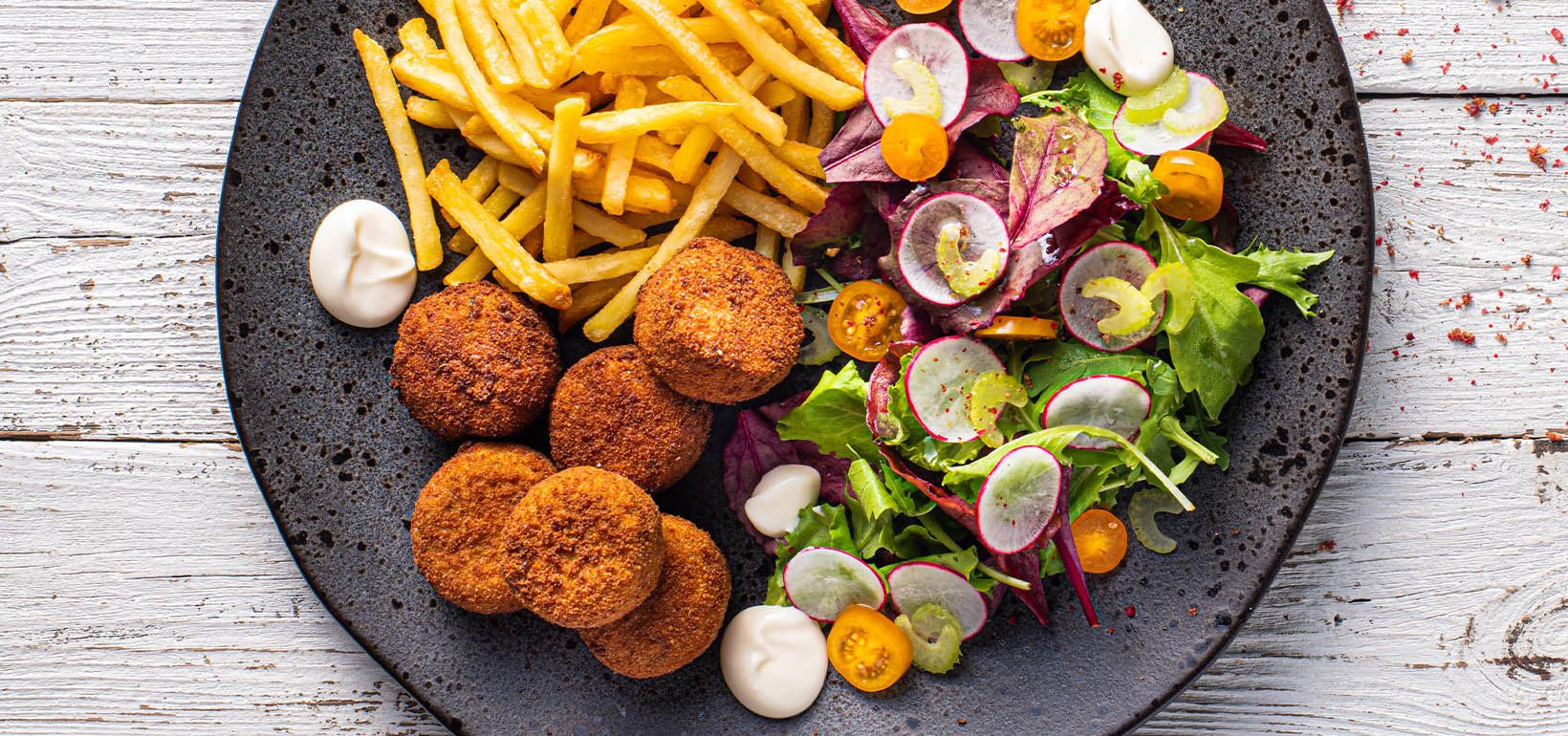 Фрикадельки з тунця з домашнім салатом та тонкою картоплею фрі Super Crunch Julienne