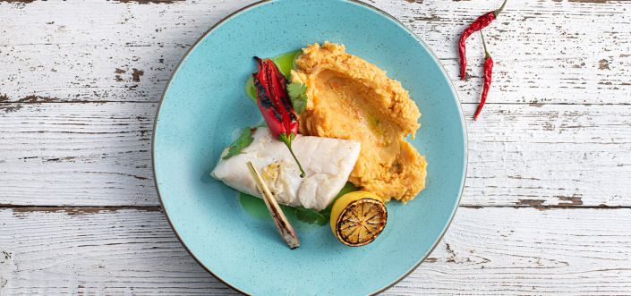 Треска, тушеная в вине с перцем чили, кориандром, лимонником, подаваемая с морковным пюре