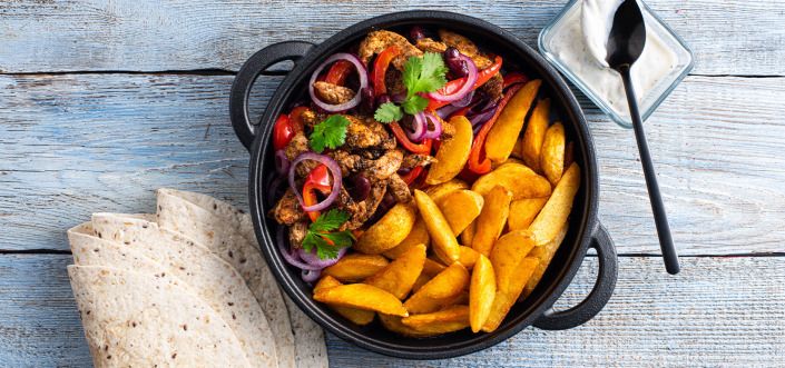 Фахітас із курки, паприки, червоної цибулі, йогурту та квасолі, що подаються з Pati Parts Tex Mex