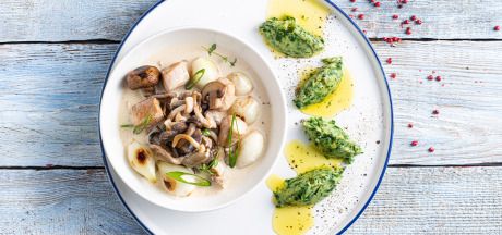 Курячий гуляш з печерицями та зеленою цибулею, подається з пюре зі шпинату