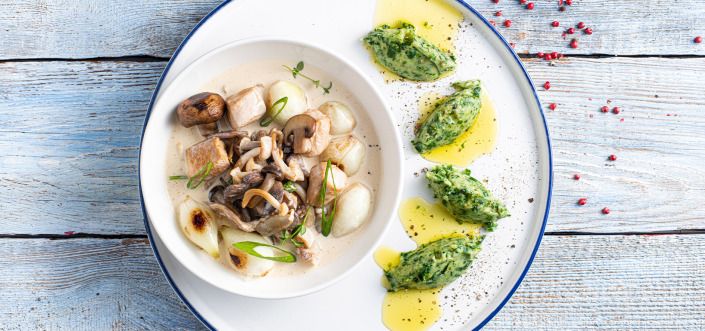 Гуляш из курицы с шампиньонами и чесноком, подаваемый со шпинатным пюре