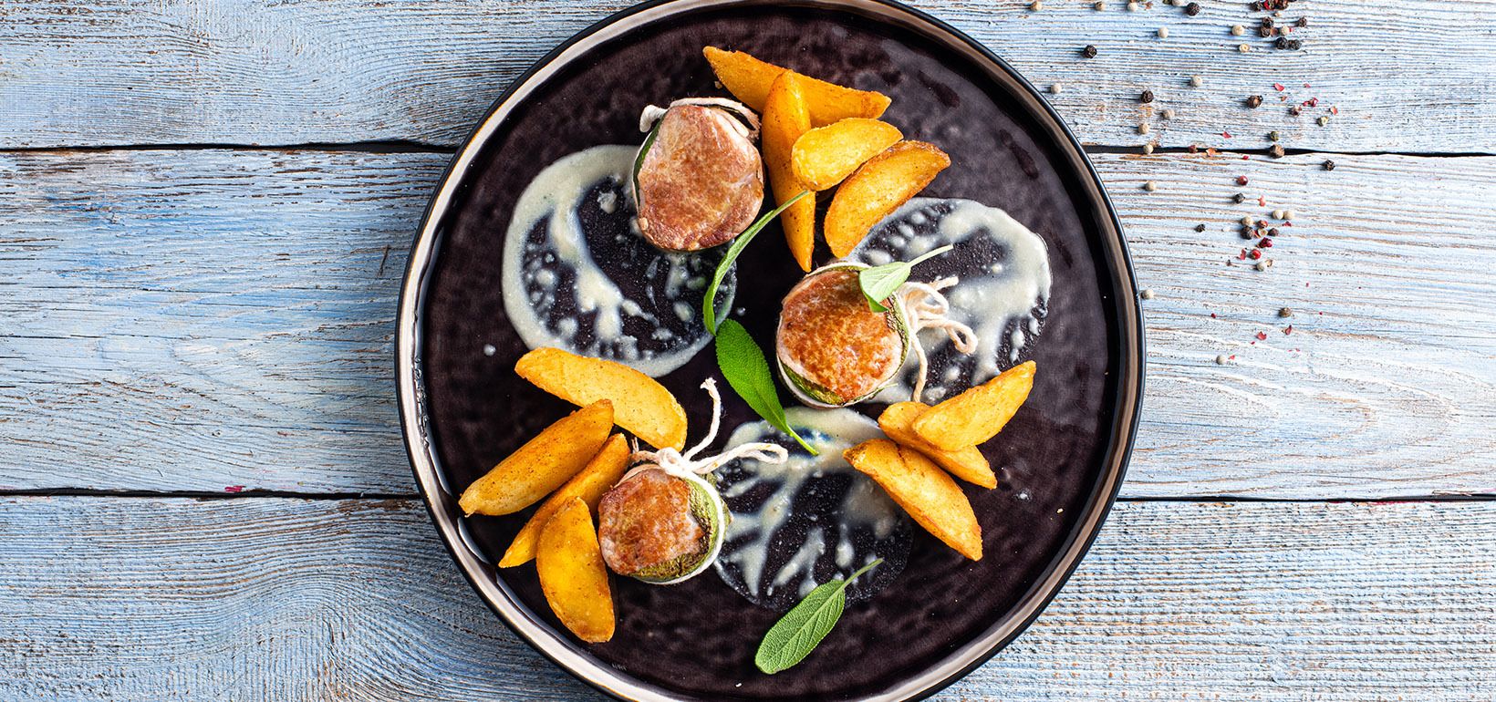 Медальйони зі свинячої вирізки з сирним соусом подавані з Pati Parts Tex Mex