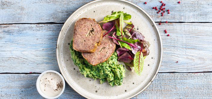 Римское жаркое с салатом и соусом айоли, подаваемое с пюре из шпината