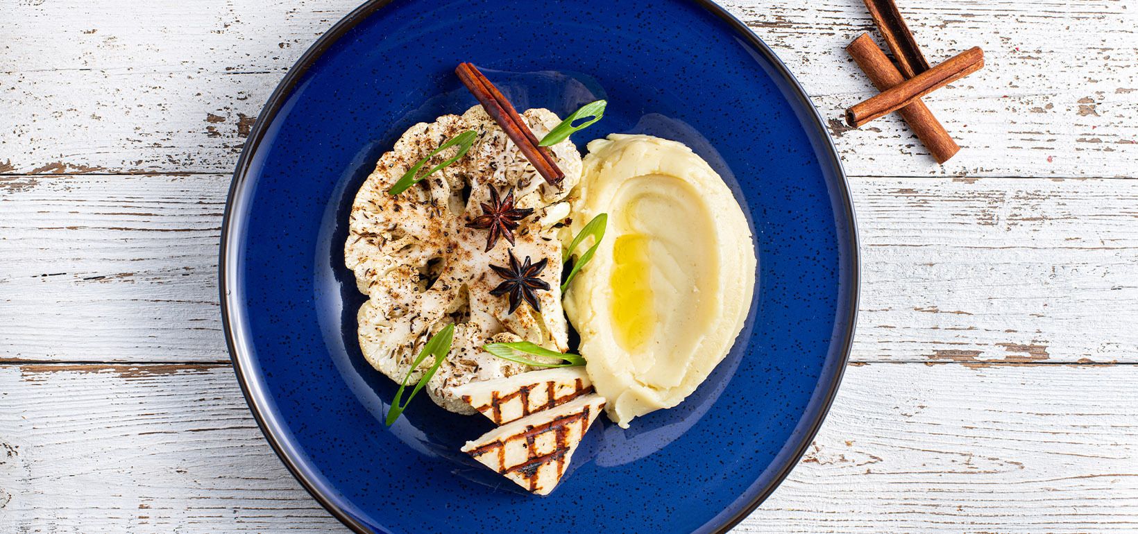 Запечена цвітна капуста з корицею, халумі на грилі та пюре з молоком і маслом