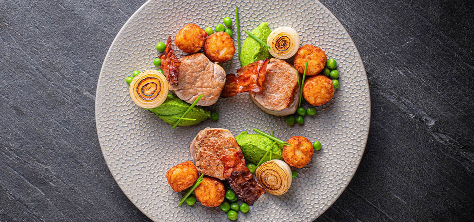 Mini Rösti з медальйонами зі свинячої вирізки з хрумким беконом та кремом зі свіжого горошку