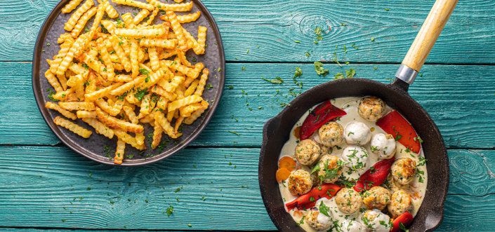 Фрикадельки з білого м'яса, тушковані у сирному соусі з паприкою, часником та Super Crunch Zig Zag