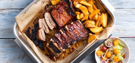 Реберця, мариновані в соусі salsa барбекю, з салатом, коріандром і кислою сметаною, подавані з пікантними шматочками картоплі Pati Parts Tex Mex